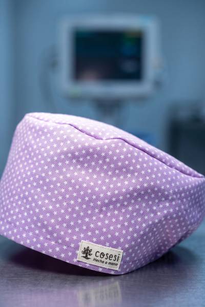 Touca cirúrgica Zendal lilás com estrelinhas para cabelo médio